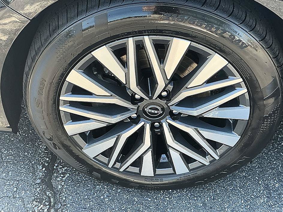 Used 2024 Super Black Nissan 2.5 SV image 7