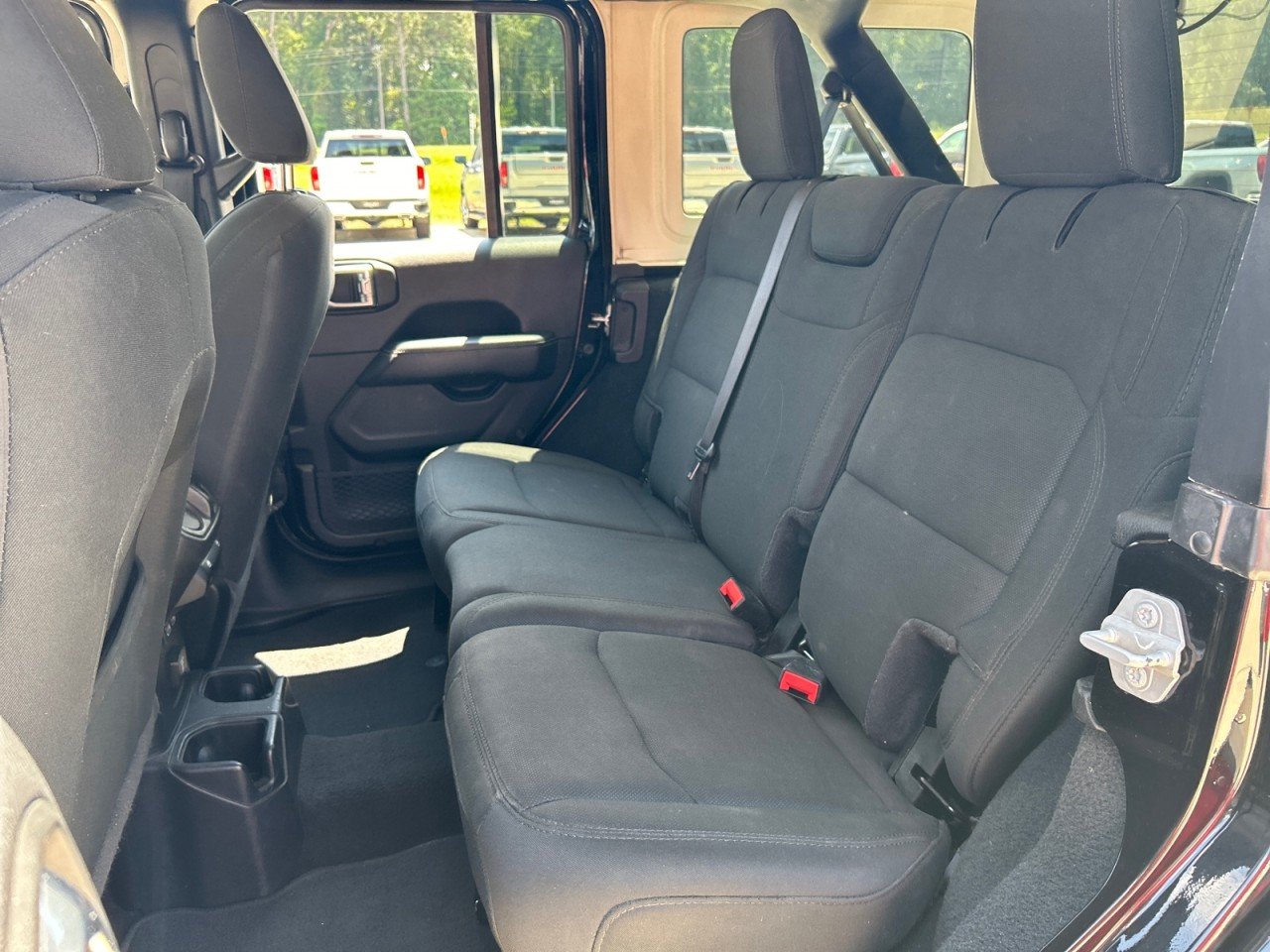 Used 2020 Black Jeep Sahara image 18