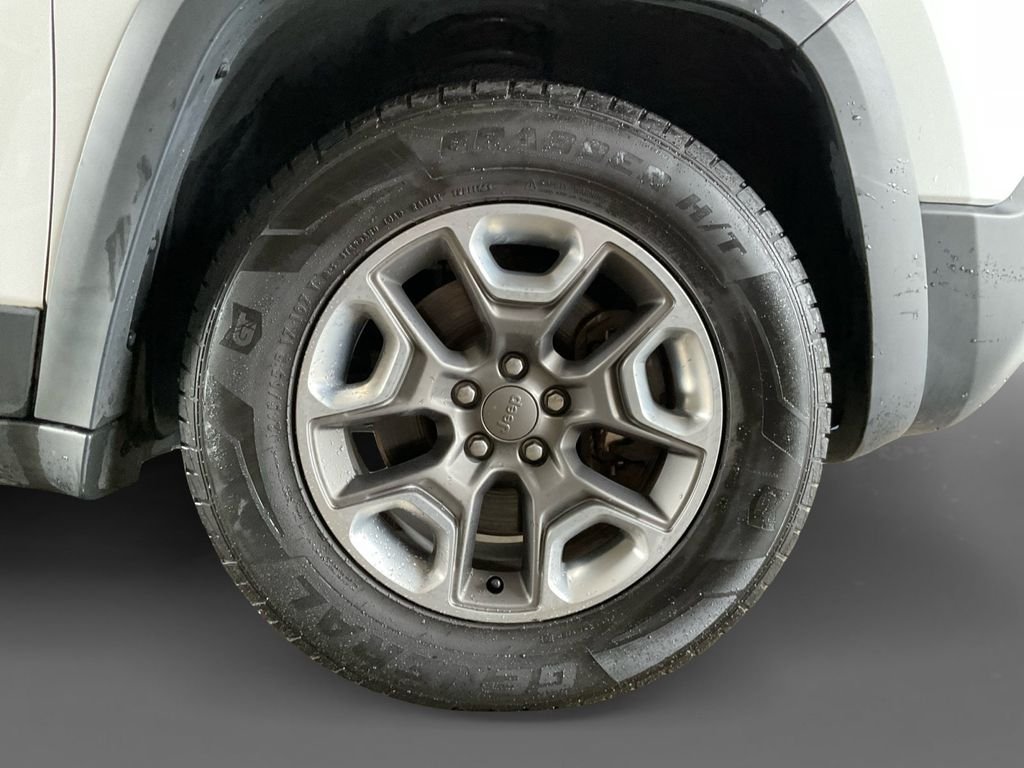 Used 2019 White Jeep Trailhawk image 16