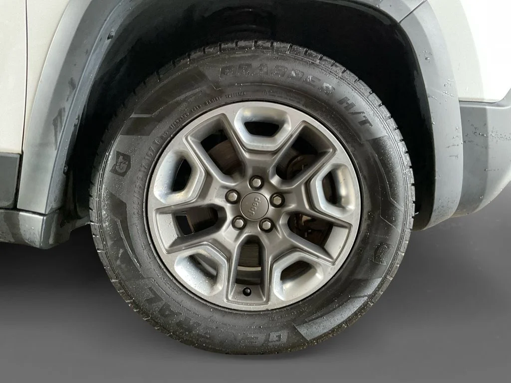Used 2019 White Jeep Trailhawk image 16