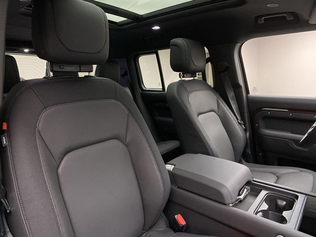 Used 2023 Sedona Red Land Rover X-Dynamic SE image 11