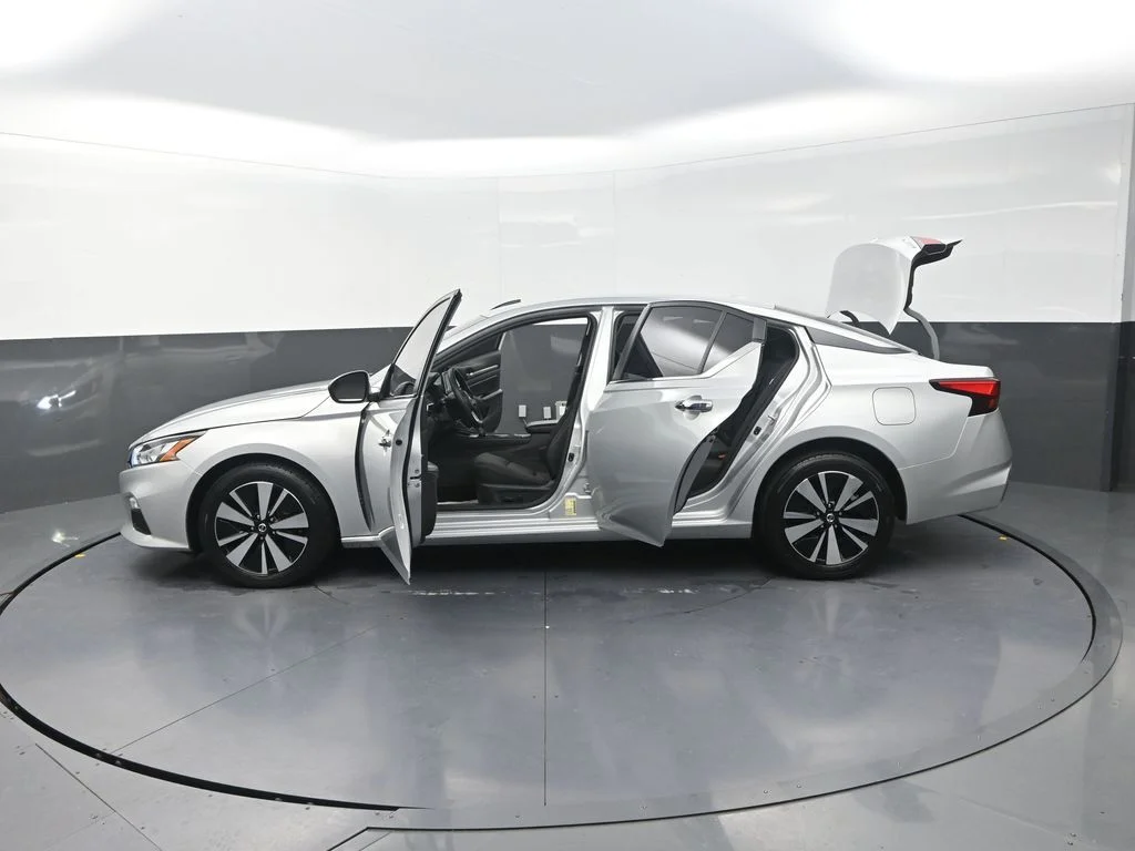 Used 2022 Silver Nissan 2.5 SV image 32