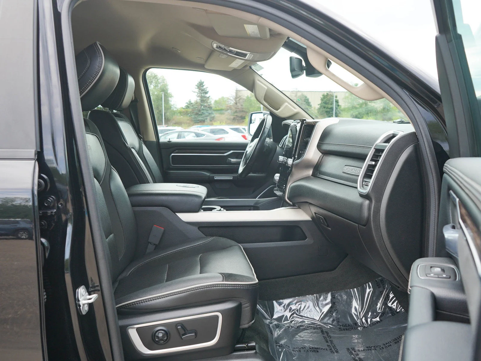 Used 2020 Diamond Black Crystal Pearlcoat Ram Laramie image 11