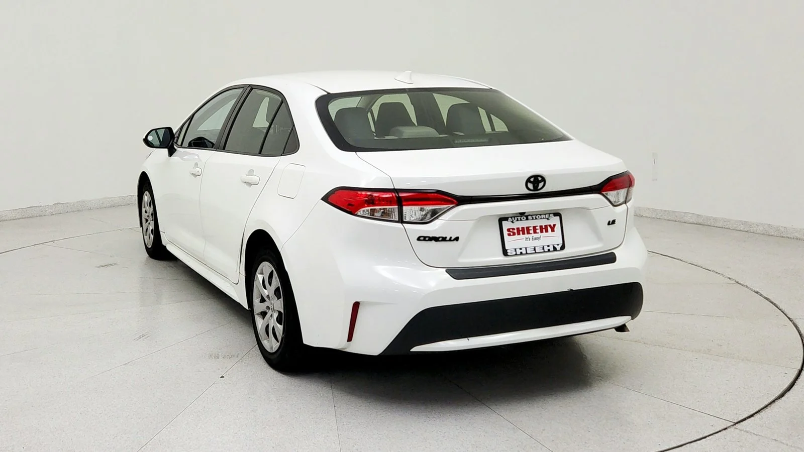Used 2022 White Toyota LE image 5