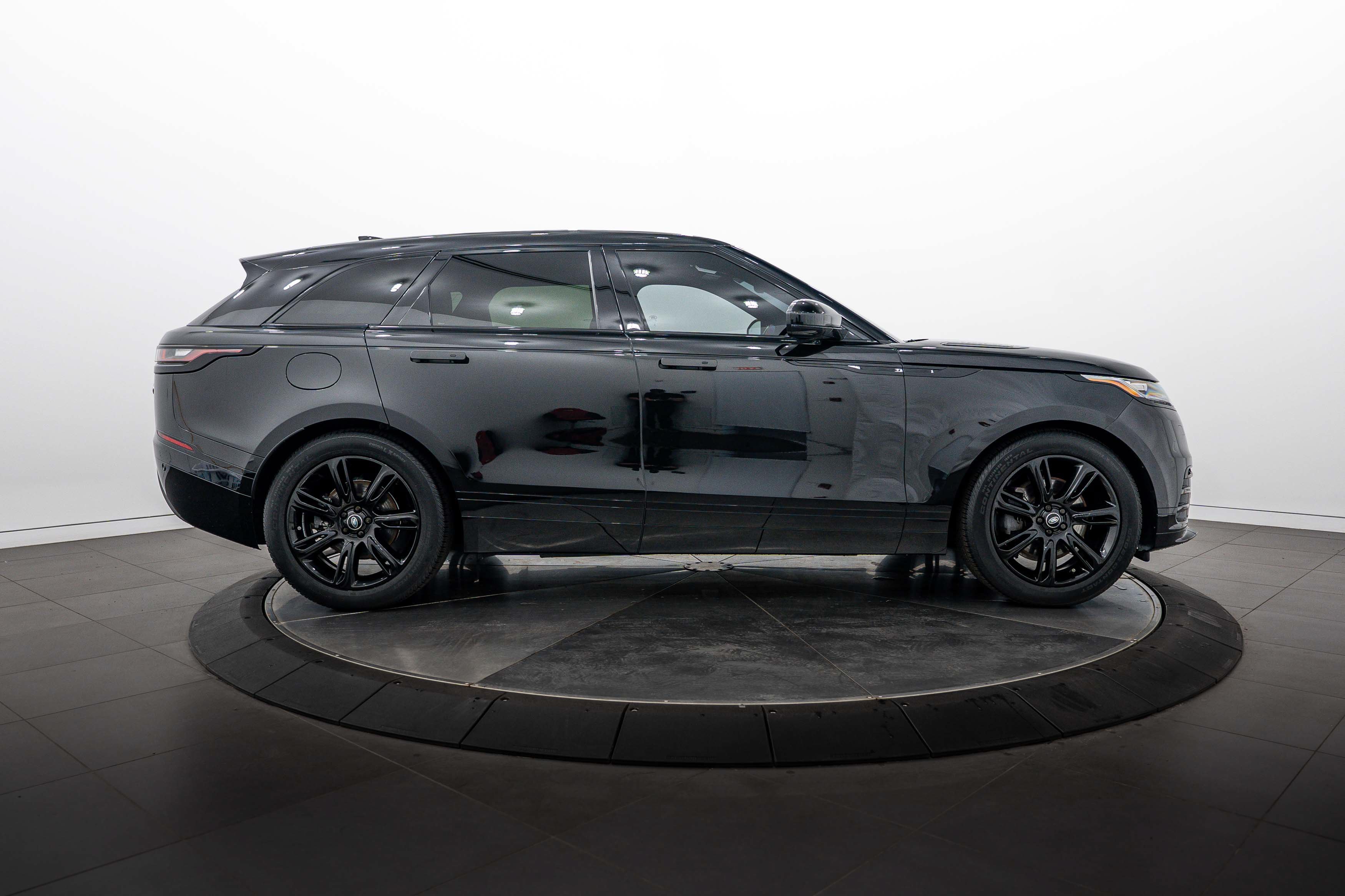 Used 2023 Santorini Black Metallic Land Rover R-Dynamic S image 3