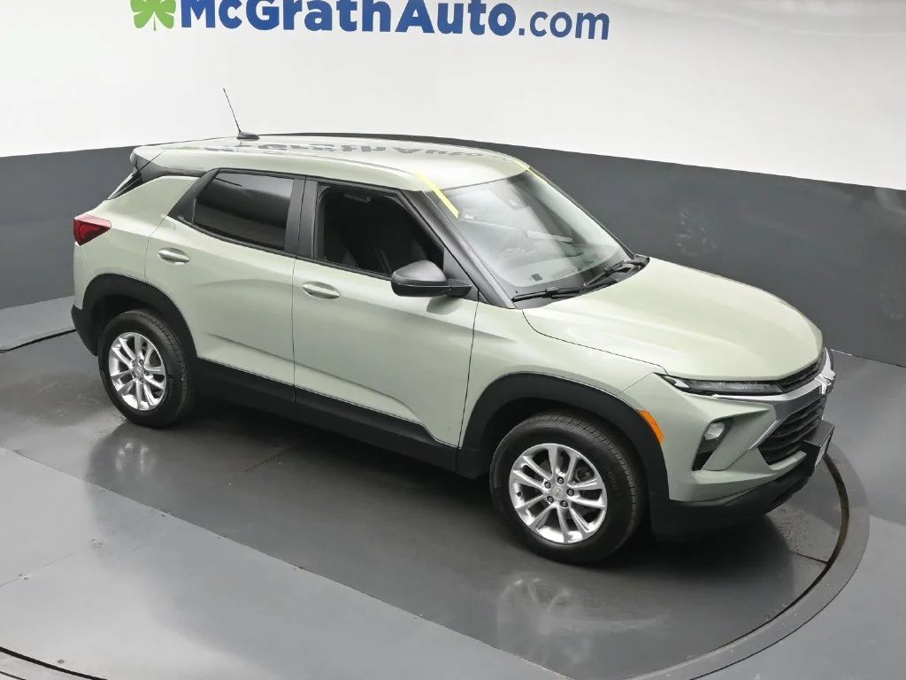 Used 2025 Green Chevrolet LS image 3