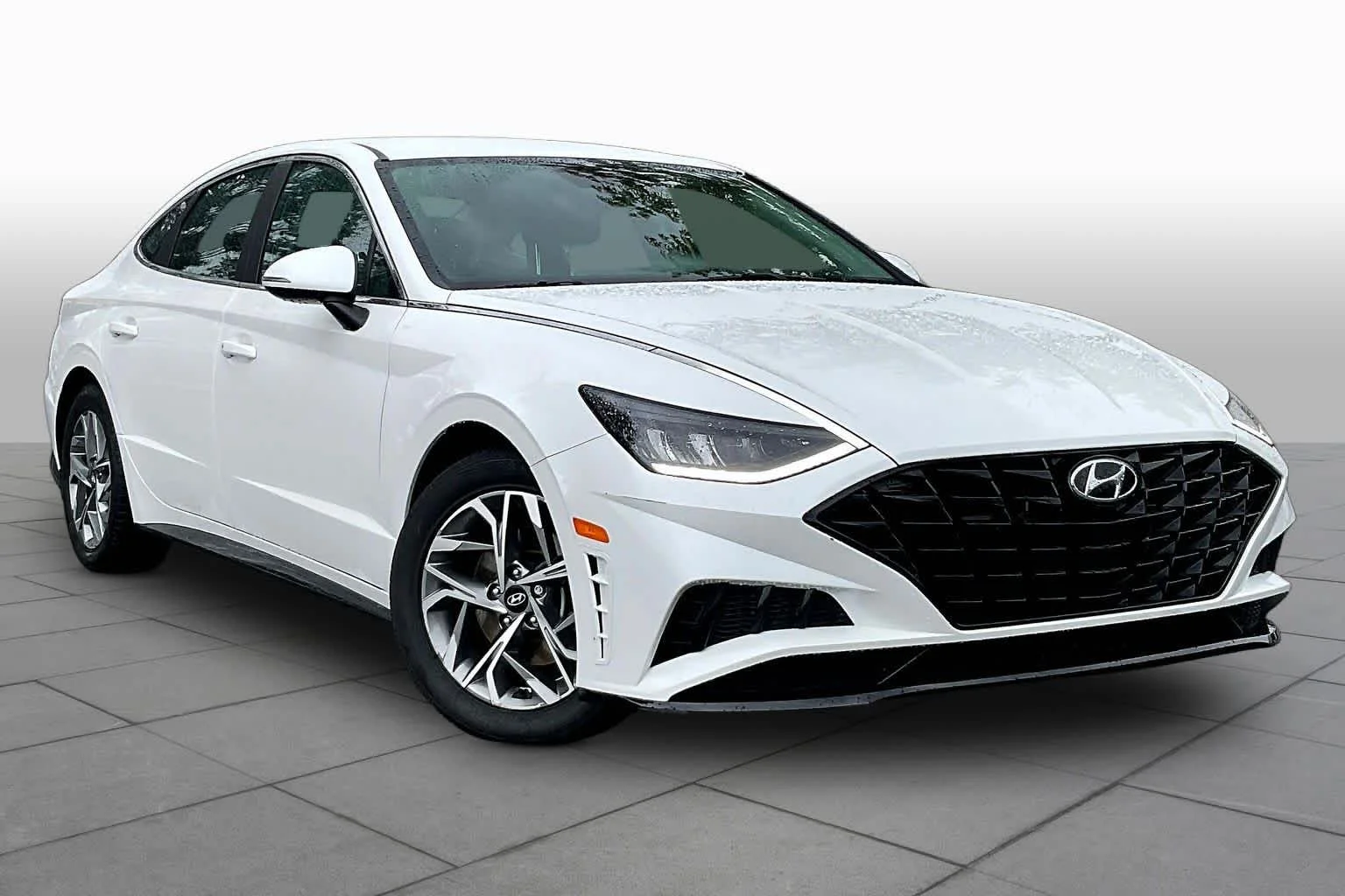 Used 2022 Quartz White Hyundai SEL image 3