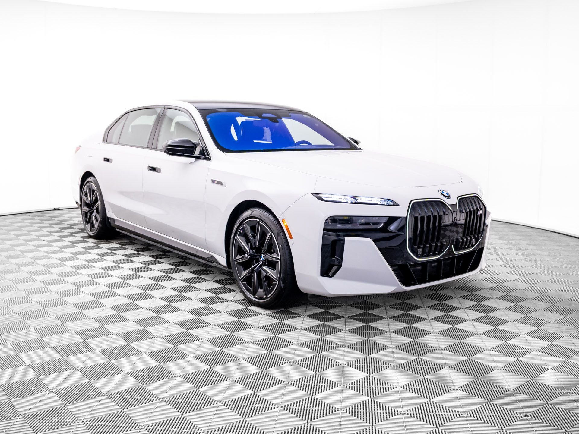 New 2026 Alpine White BMW M70 image 9