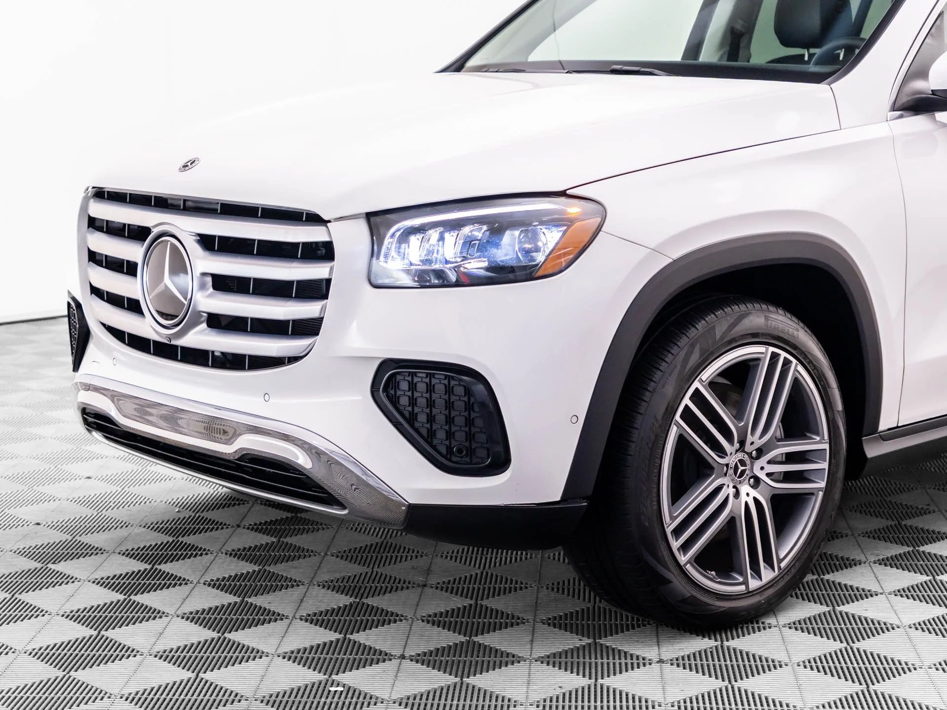 Used 2024 White Mercedes-Benz GLS 450 image 41
