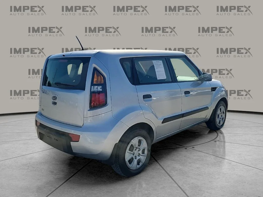 Used 2010 Silver Kia Base image 5