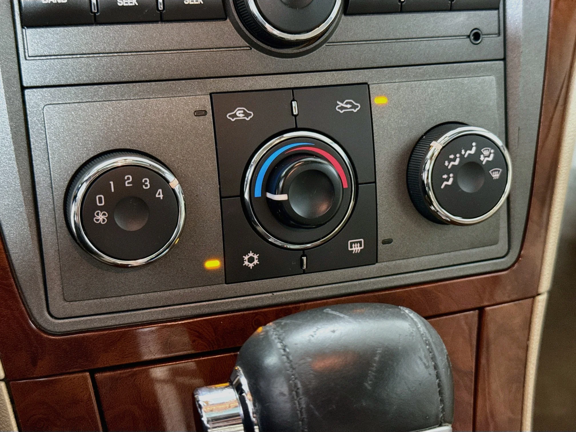 Used 2009 Polar White Saturn XE image 15
