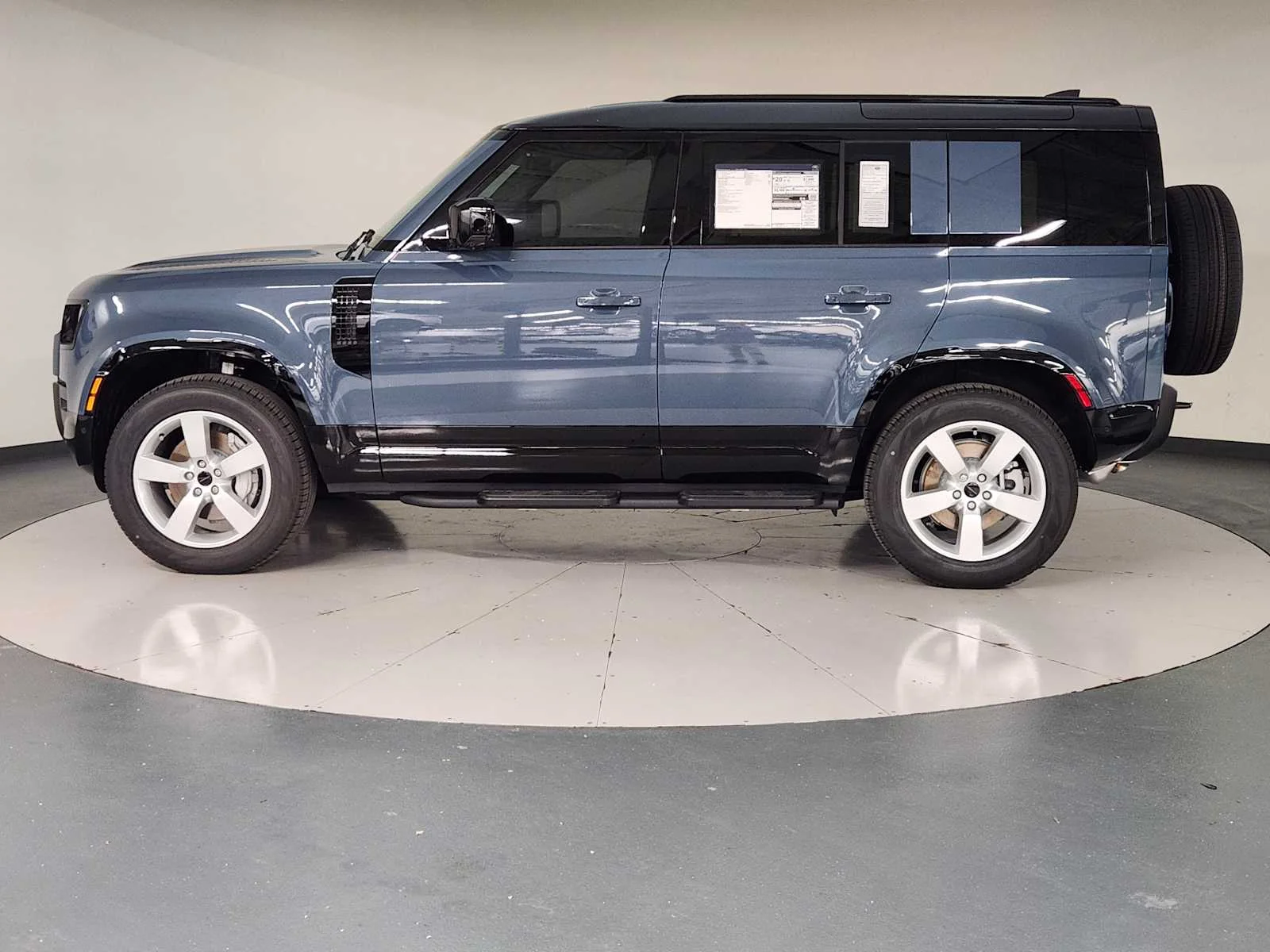 2026 Land Rover Defender X-Dynamic SE - Photo 8