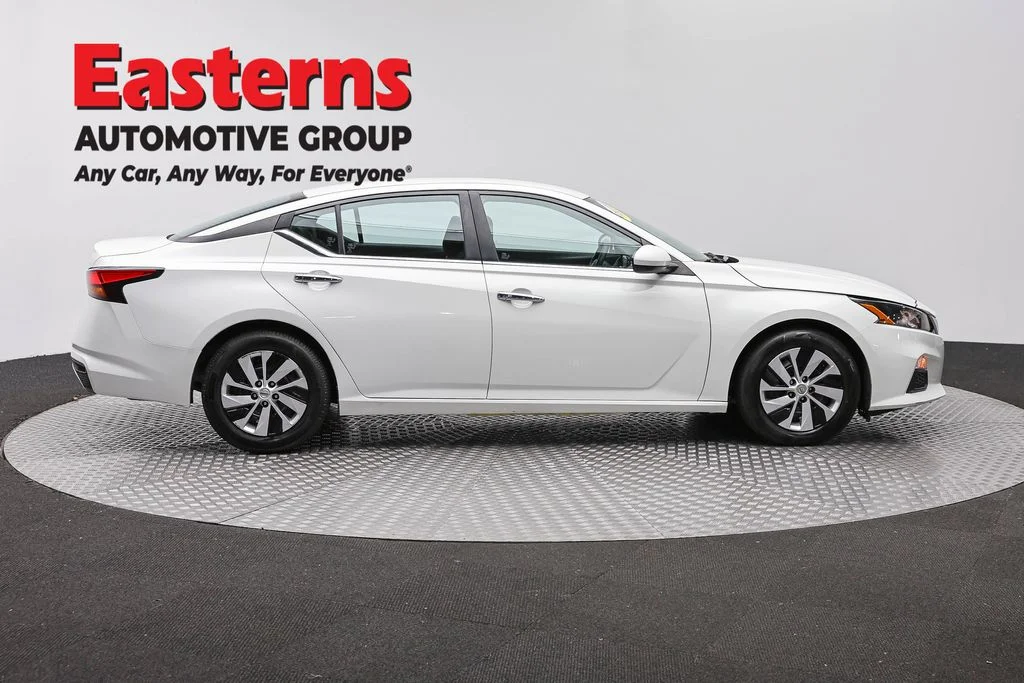 Used 2022 White Nissan 2.5 S image 4