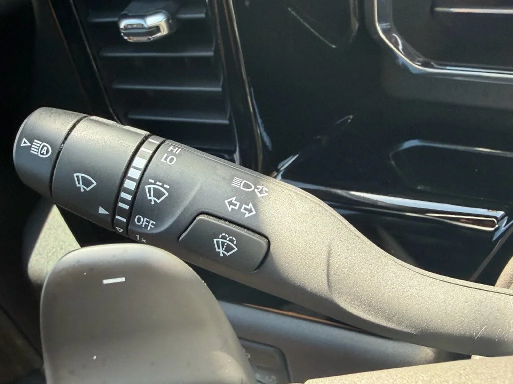 Used 2023 SUMMIT WHITE GMC Elevation image 30