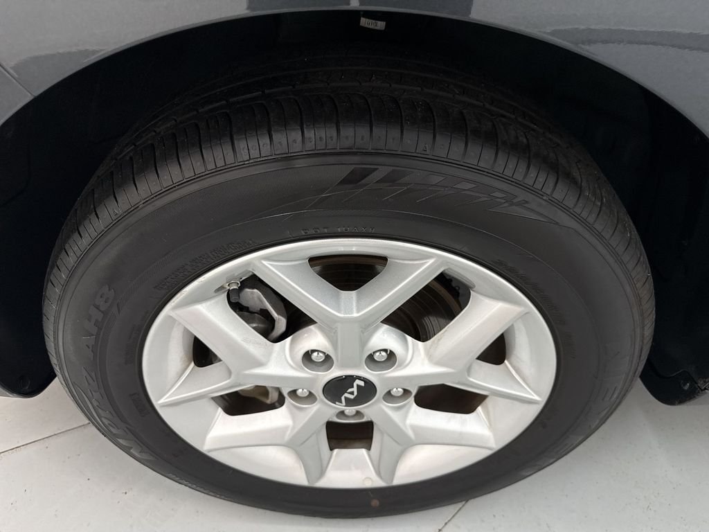 Used 2025  Kia LX image 29