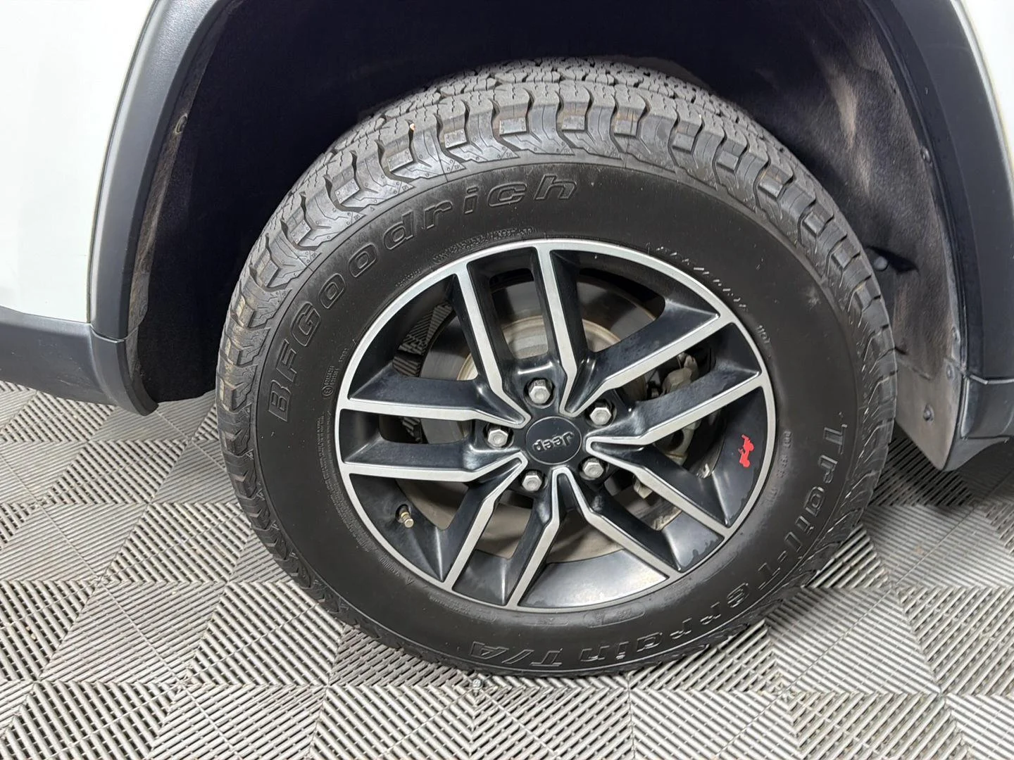 Used 2019 Bright White Clearcoat Jeep Trailhawk image 15