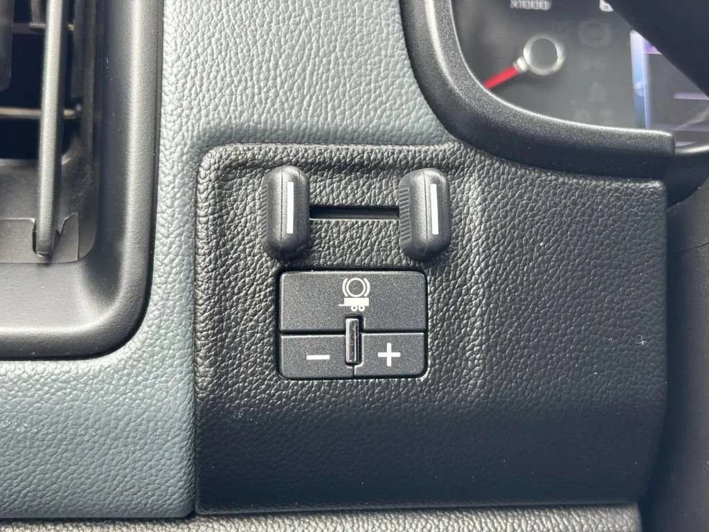 Used 2018 GRAPHITE METALLIC Chevrolet 2WD Z71 image 26