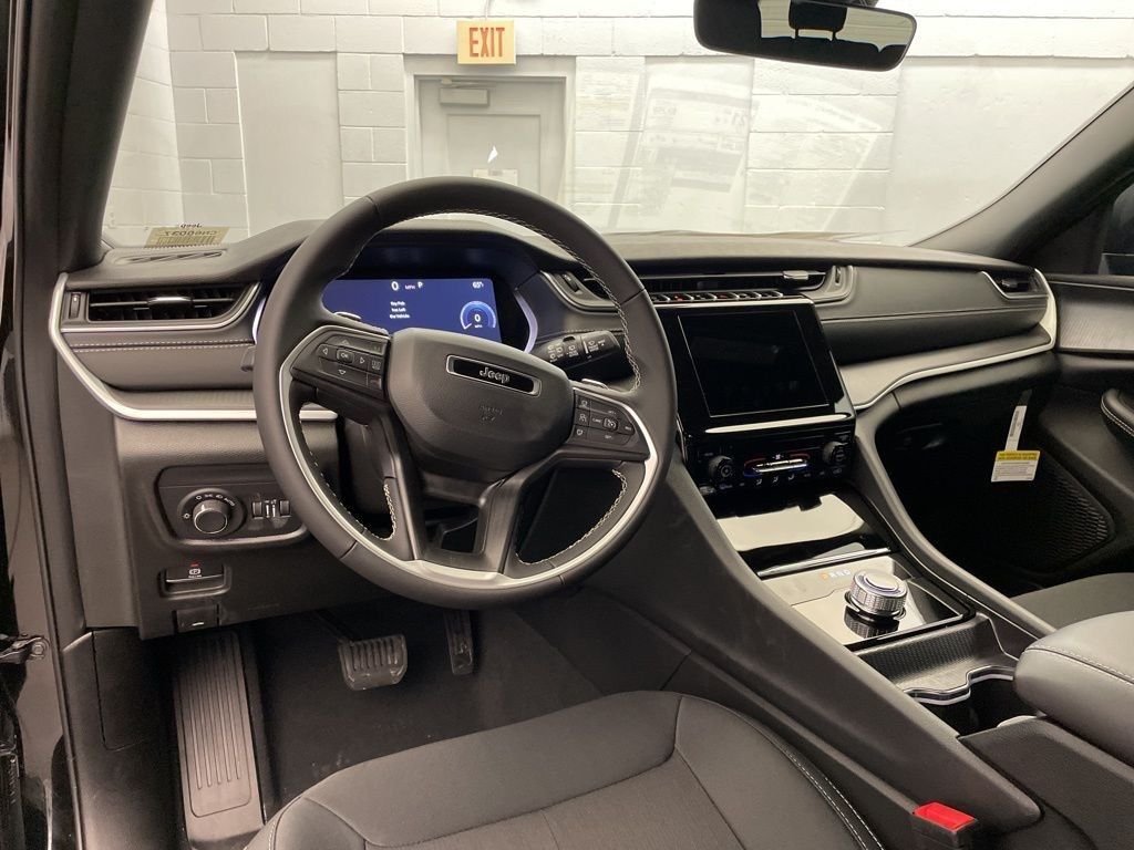 New 2026 Diamond Black Crystal Pearl-Coat Exterior Paint Jeep Laredo image 9