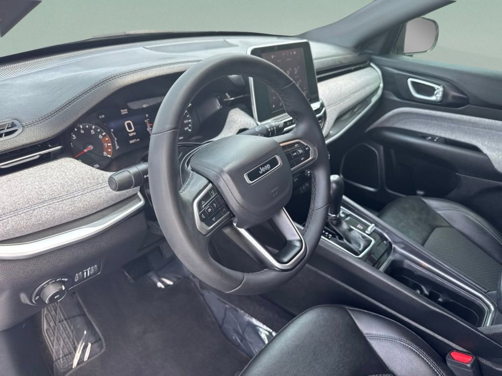Used 2025 Bright White Clearcoat Jeep Latitude image 19