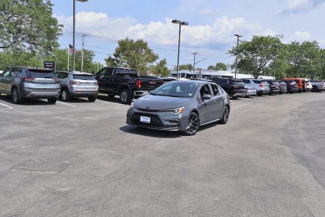 Used 2024  Toyota SE image 2