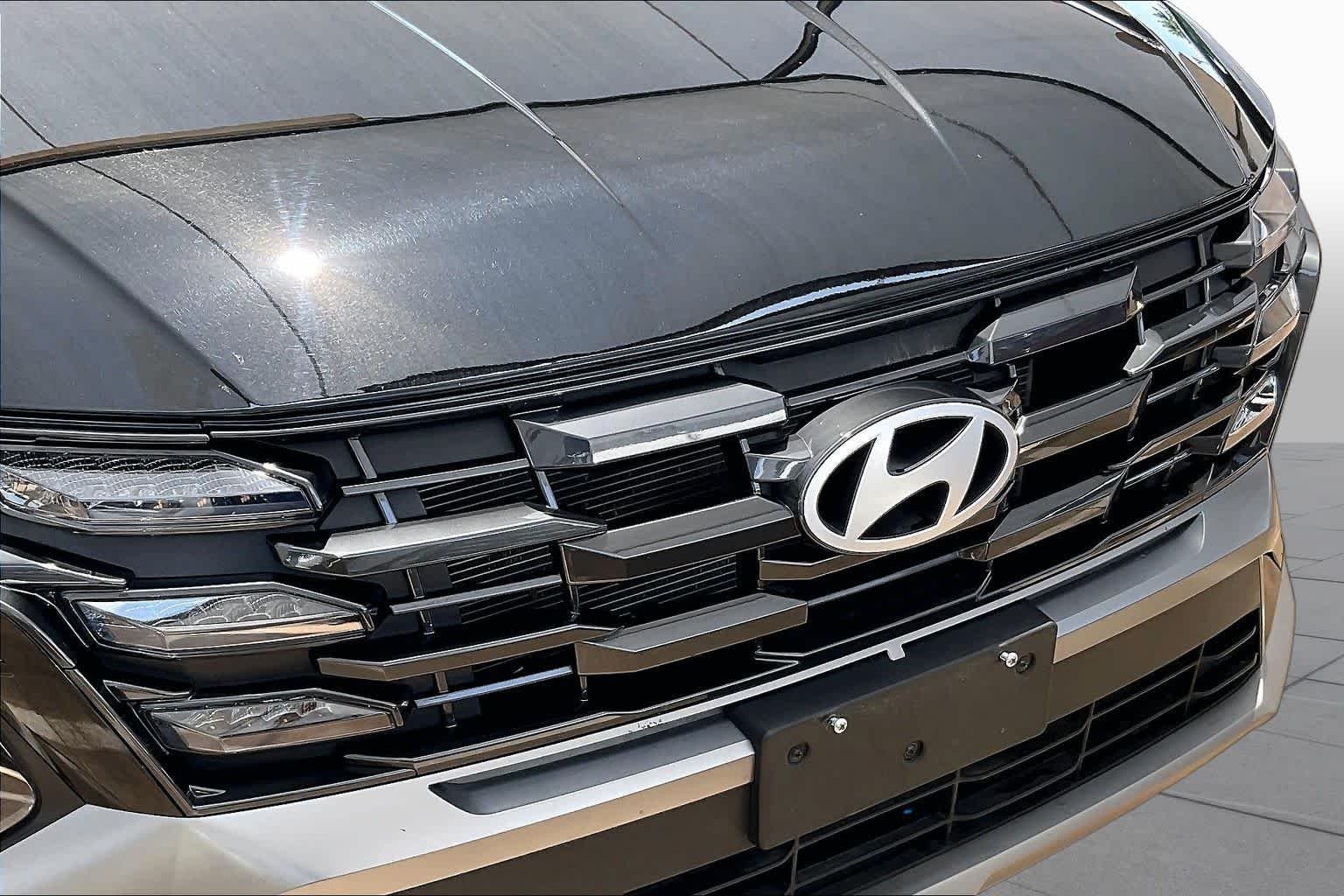 Used 2025 Phantom Black Hyundai SEL image 29