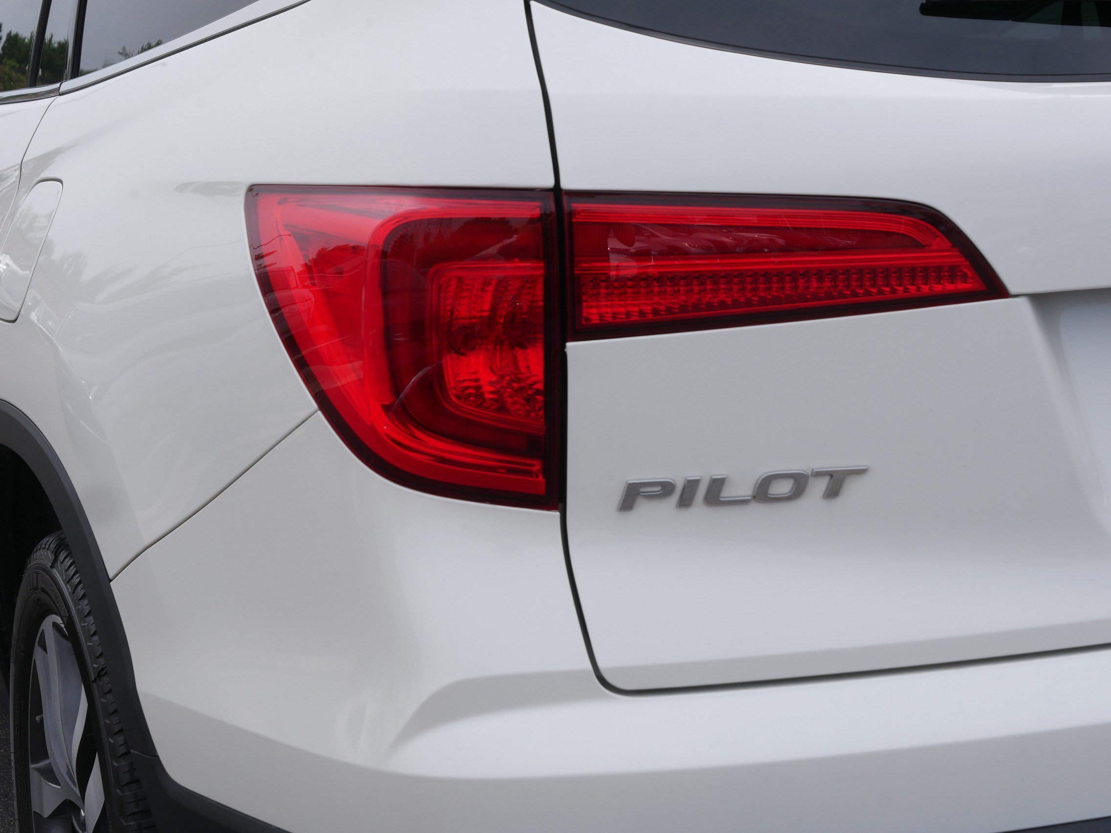 Used 2017 White Diamond Pearl Honda Touring image 17