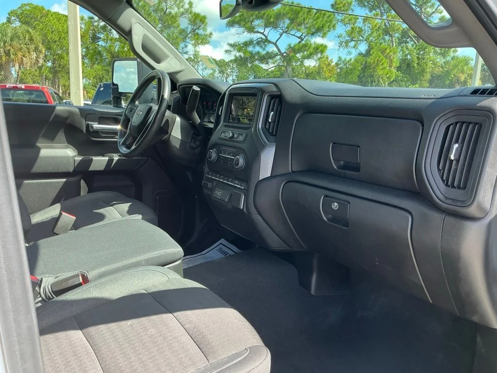 Used 2025 White Chevrolet Custom image 21