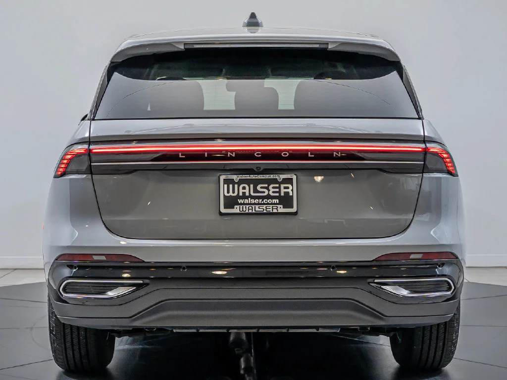 Used 2026 Gray Matter Metallic Cc Lincoln Premiere image 7