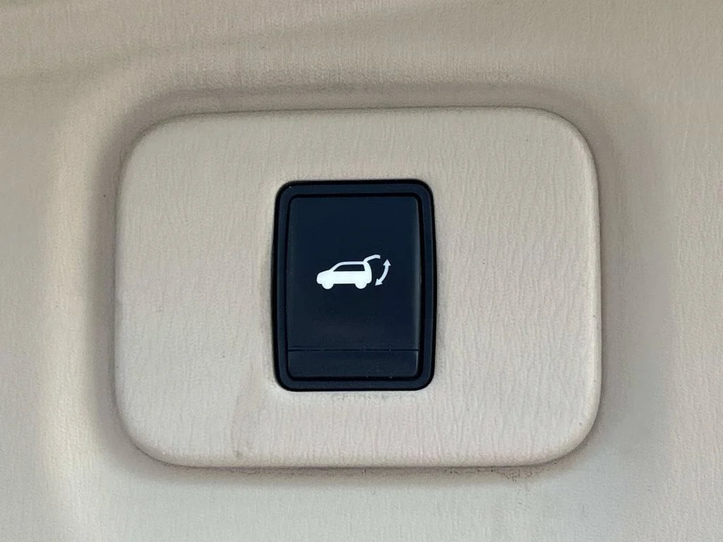 Used 2015 White Nissan SL image 12