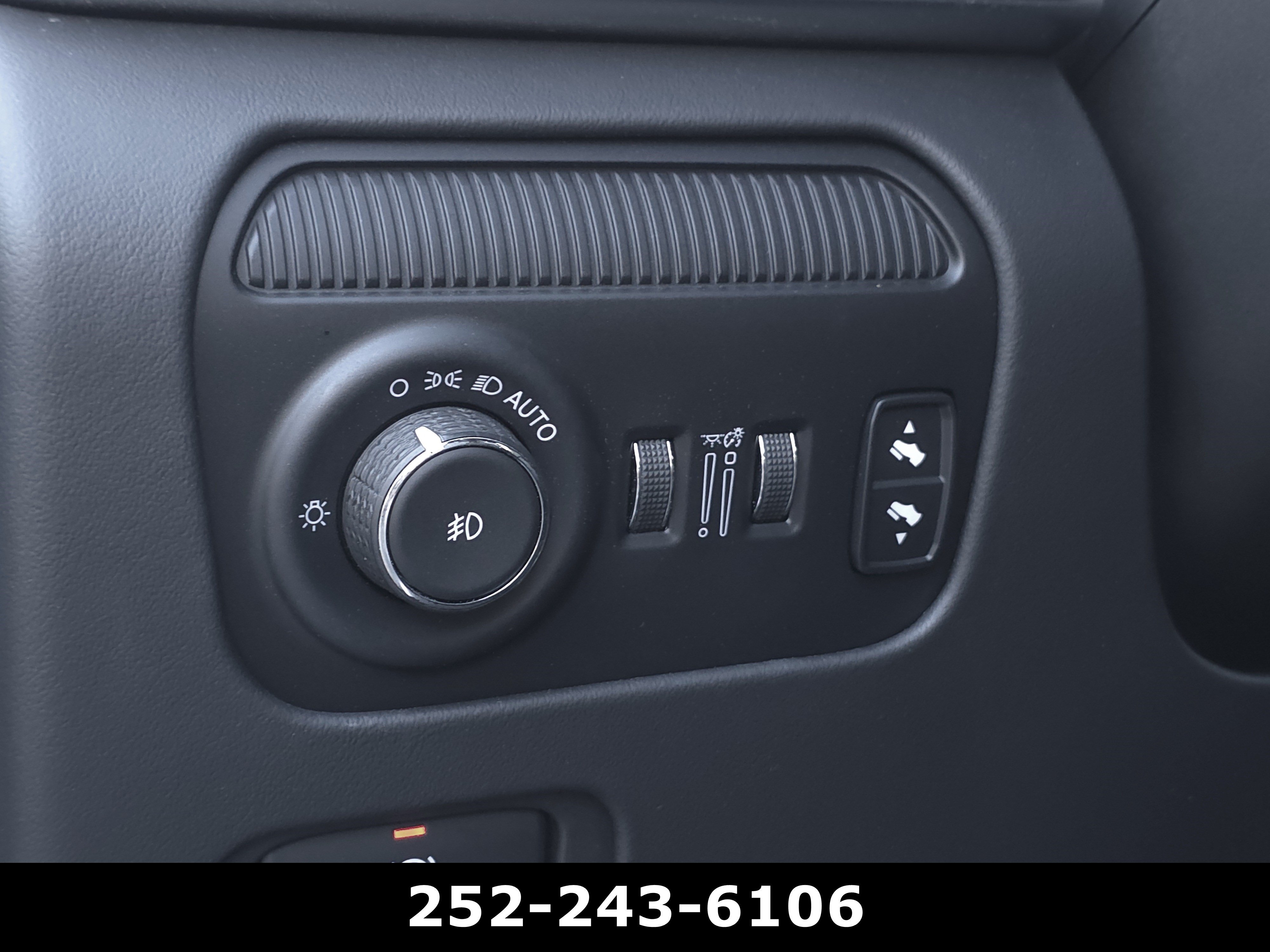 Used 2022 Diamond Black Crystal Pearlcoat Jeep Series II image 40