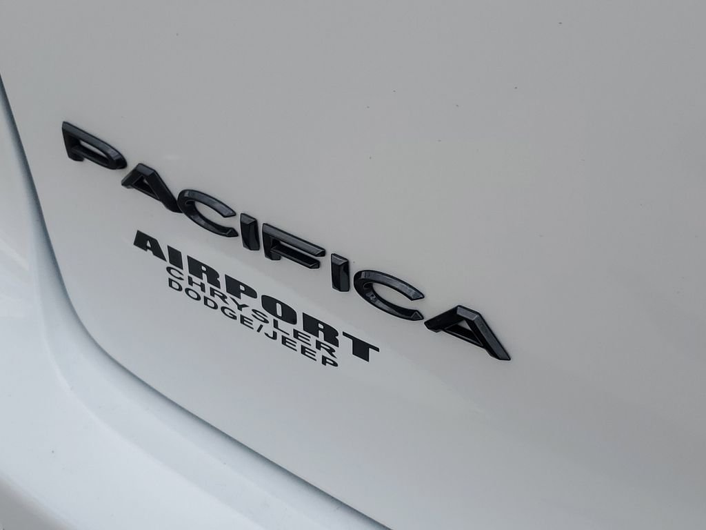 New 2026 Bright White Clear-Coat Exterior Paint Chrysler Select image 5