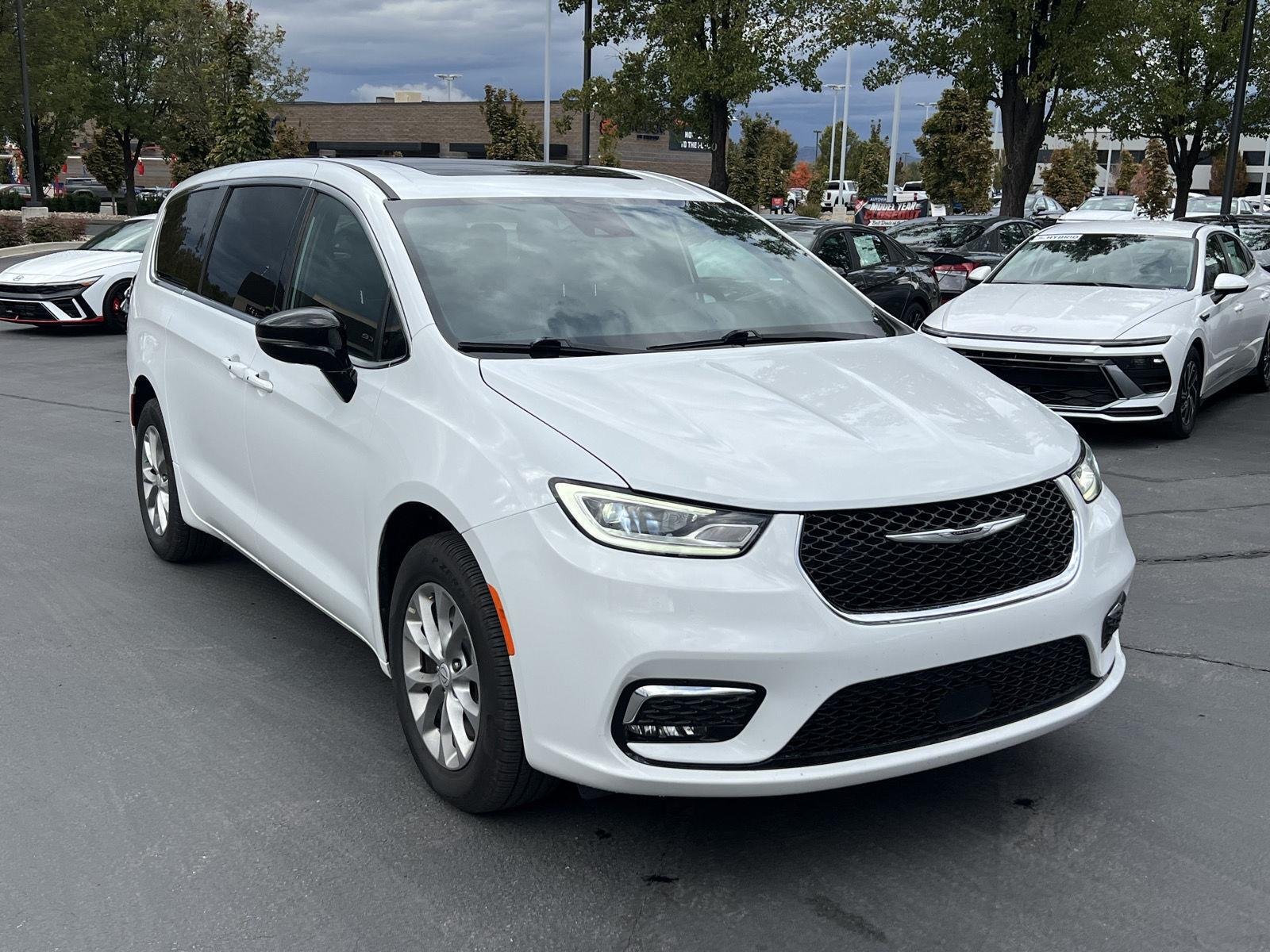 Used 2026 Bright White Clearcoat Chrysler Limited image 13