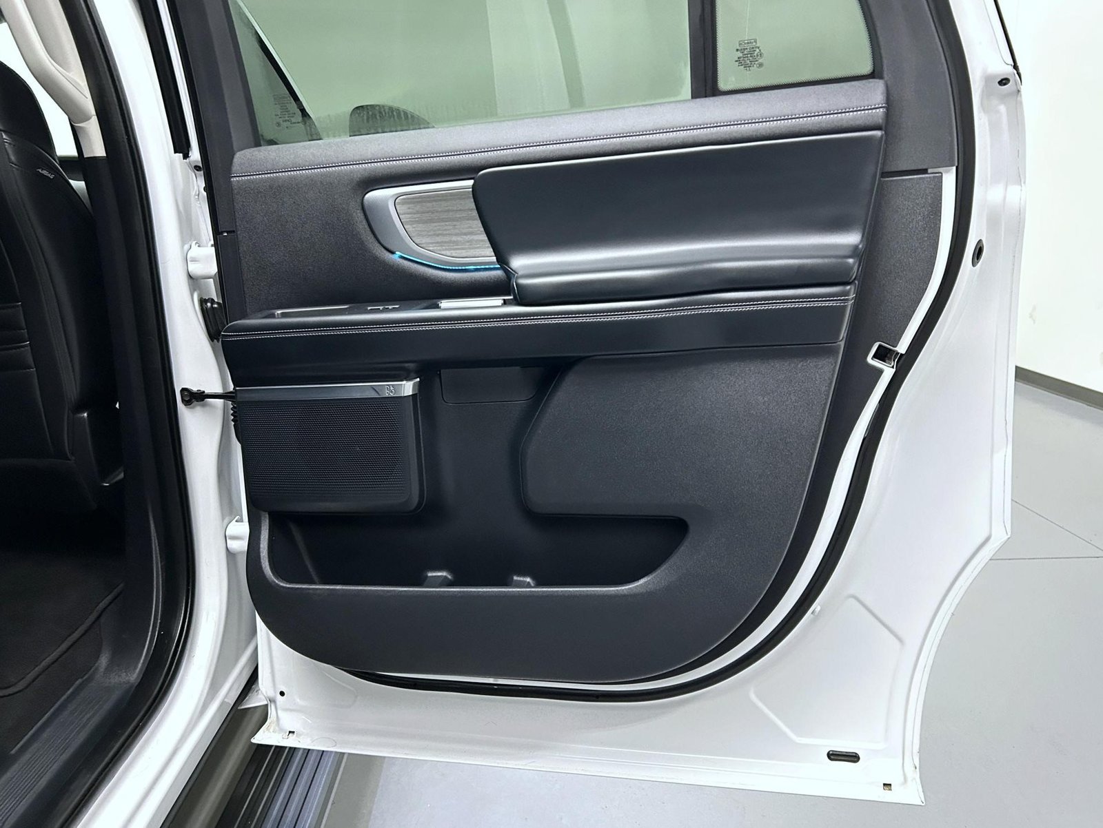 Used 2025 White Ford Platinum image 21