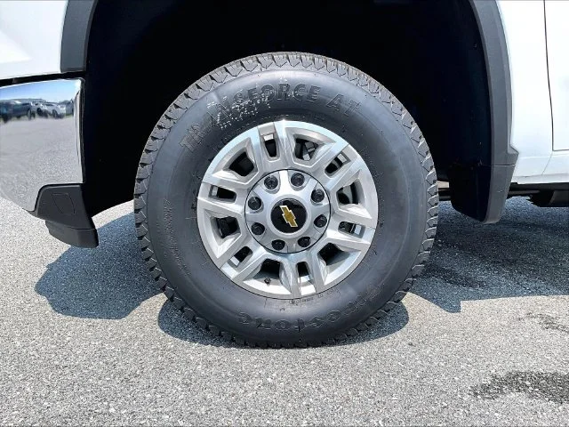 New 2026 Summit White Chevrolet WT image 7