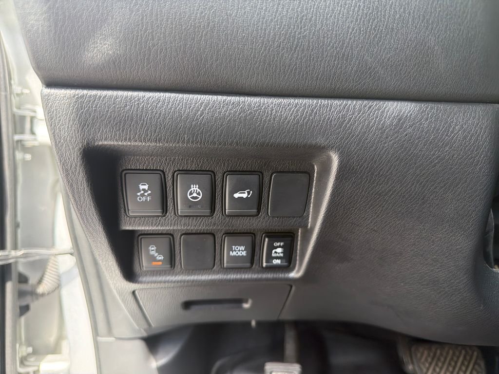 Used 2020 Silver Nissan SL image 38
