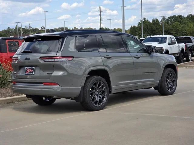 New 2027 Sting-Gray Clear-Coat Paint Jeep Summit image 3
