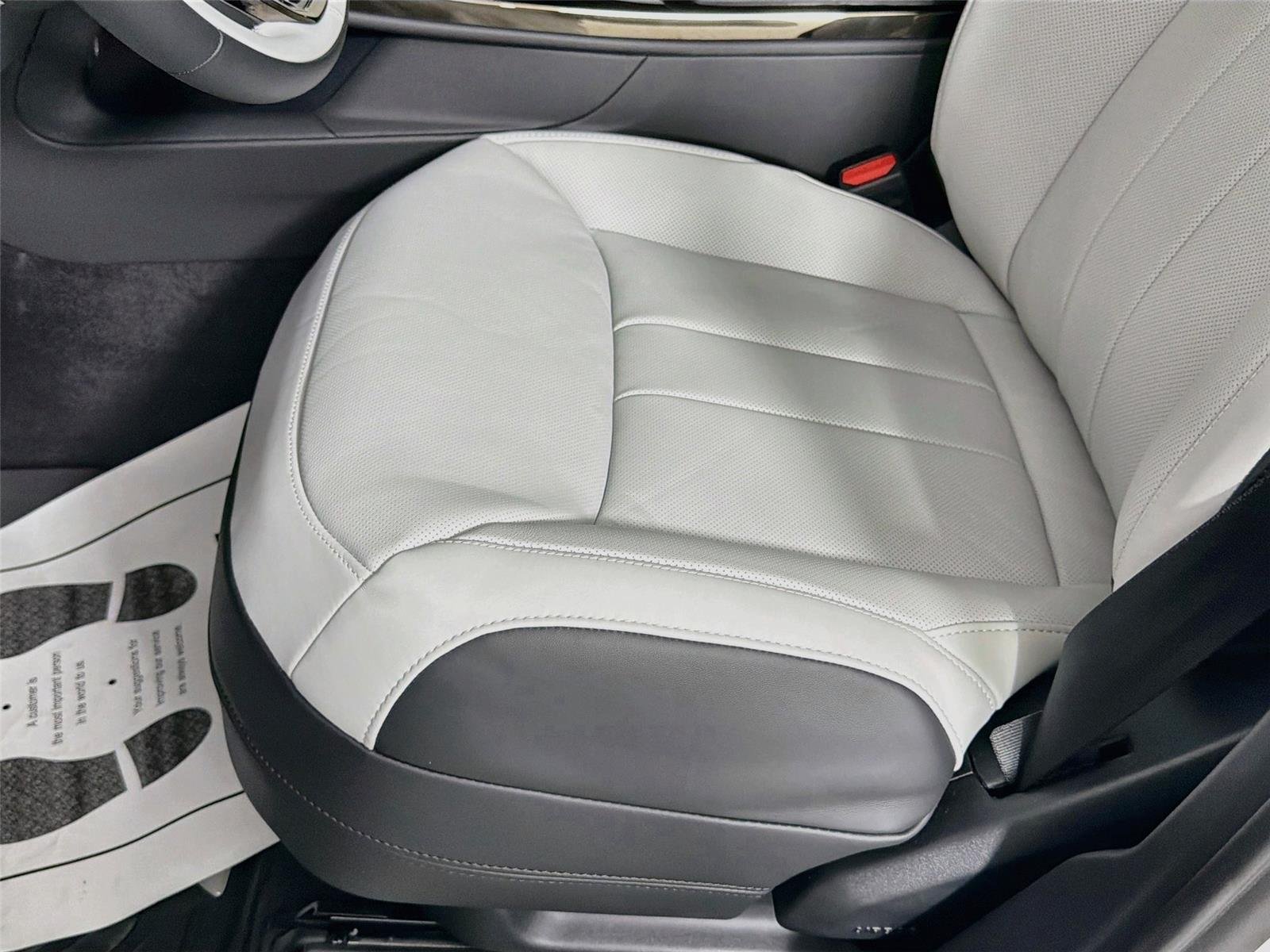New 2026 Fuji White Land Rover Dynamic SE image 19
