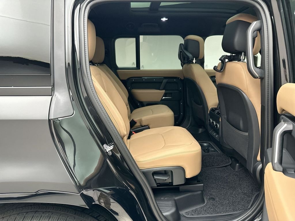 New 2026 Santorini Black Land Rover X-Dynamic SE image 7