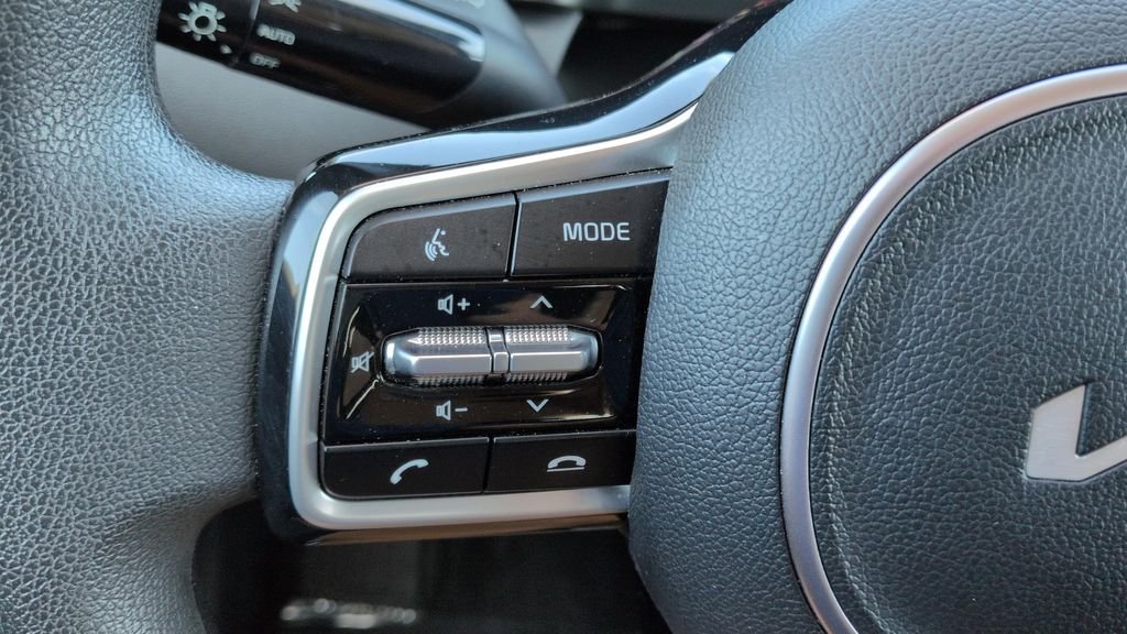 Used 2022 White Kia LX image 18
