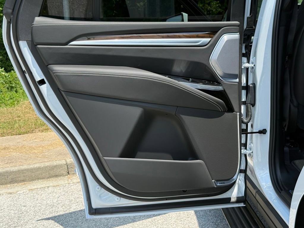New 2026 Vibrant White Tricoat Cadillac Platinum Luxury image 21