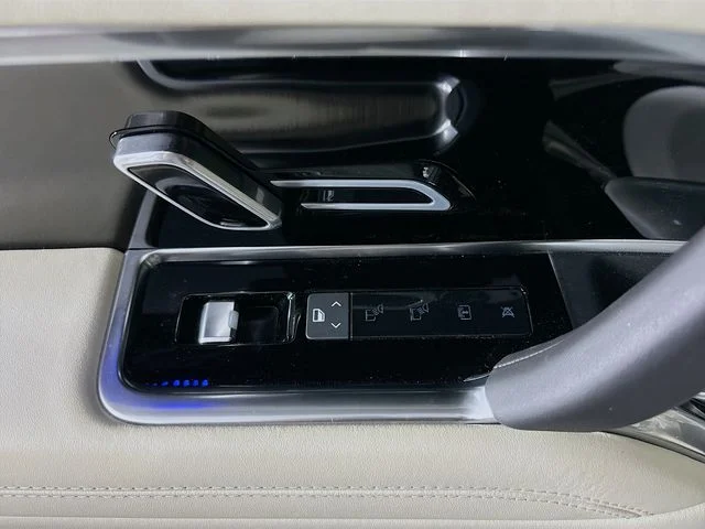 Used 2025 White Land Rover Autobiography image 25