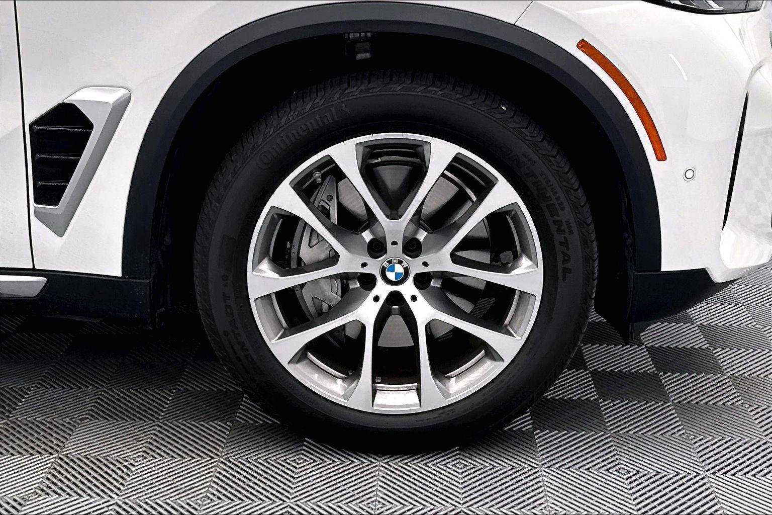 Certified Used 2026 Alpine White BMW xDrive50e image 30