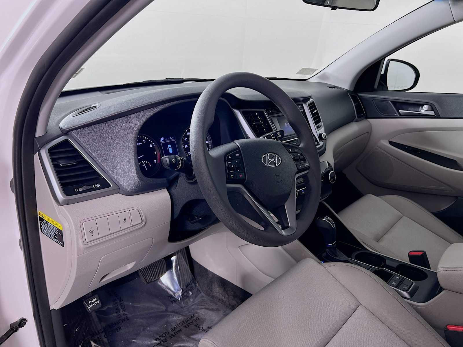 Used 2016 Dazzling White Hyundai SE image 9