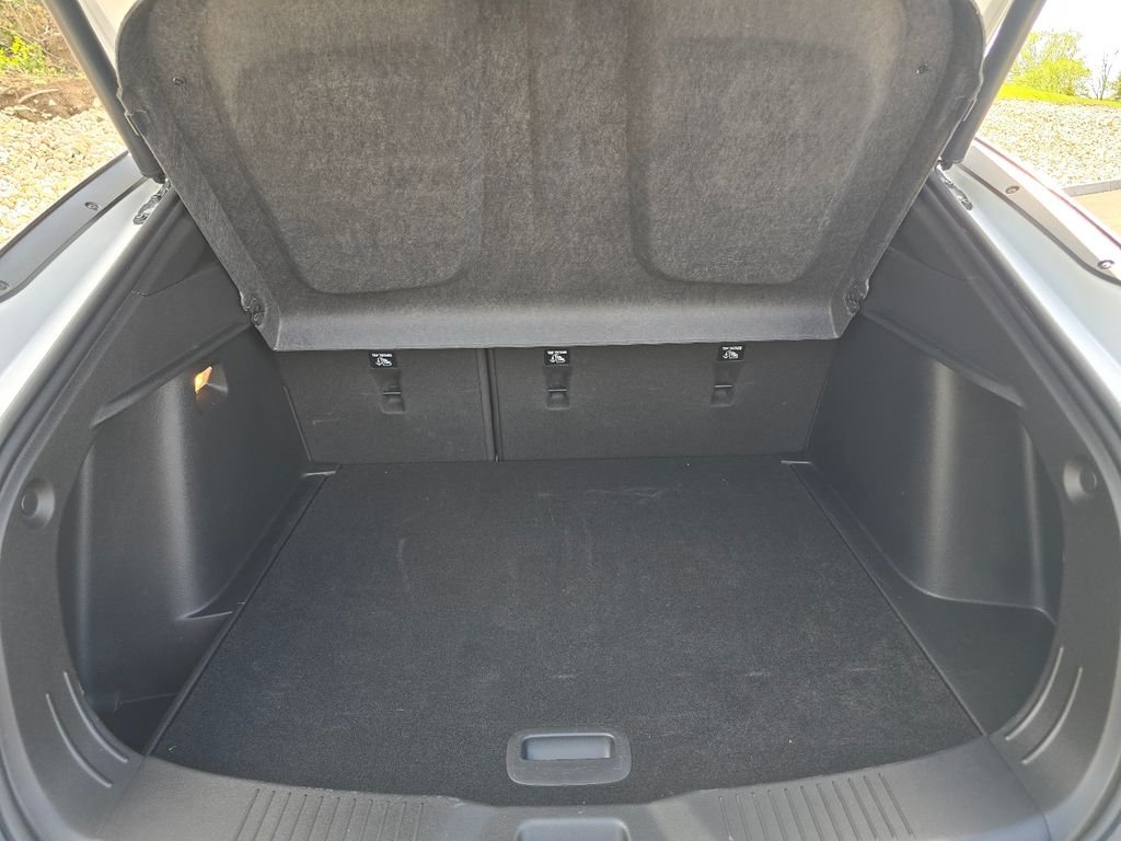 Used 2024 White Buick Avenir image 26