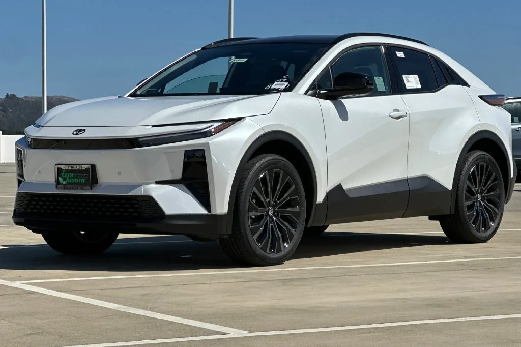 New 2027 Wind Chill Pearl <sup>1</sup> Toyota  XSE image 8