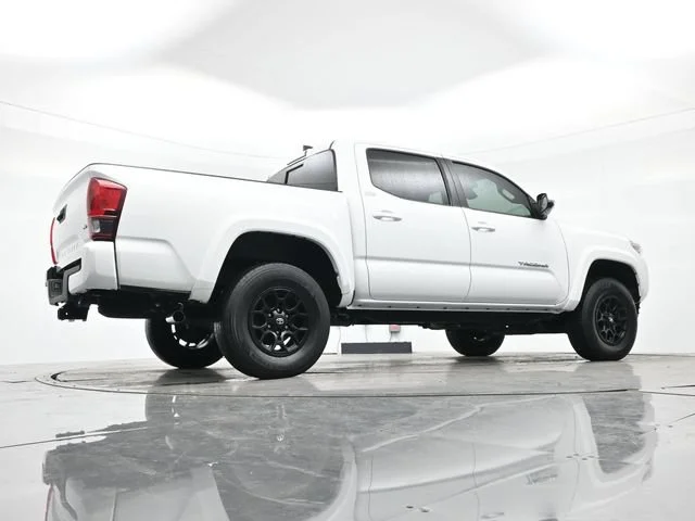 Used 2022 White Toyota SR5 image 26