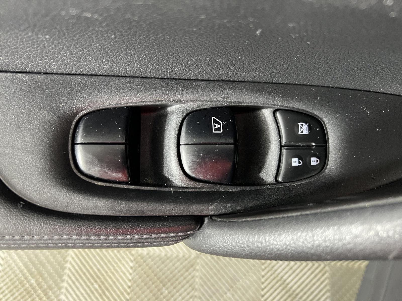 Used 2018 Black Nissan  image 10