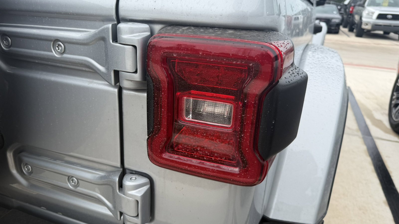 Used 2023 Silver Zynith Clearcoat Jeep Sahara image 19