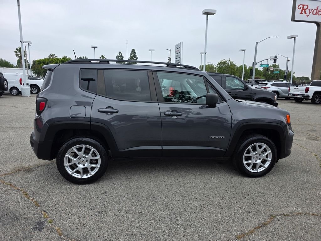 Certified Used 2022 Gray Jeep Latitude image 4