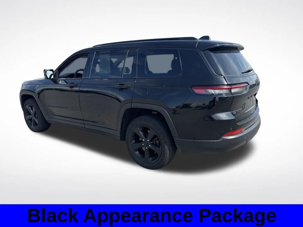 Used 2023 Diamond Black Jeep Limited image 3